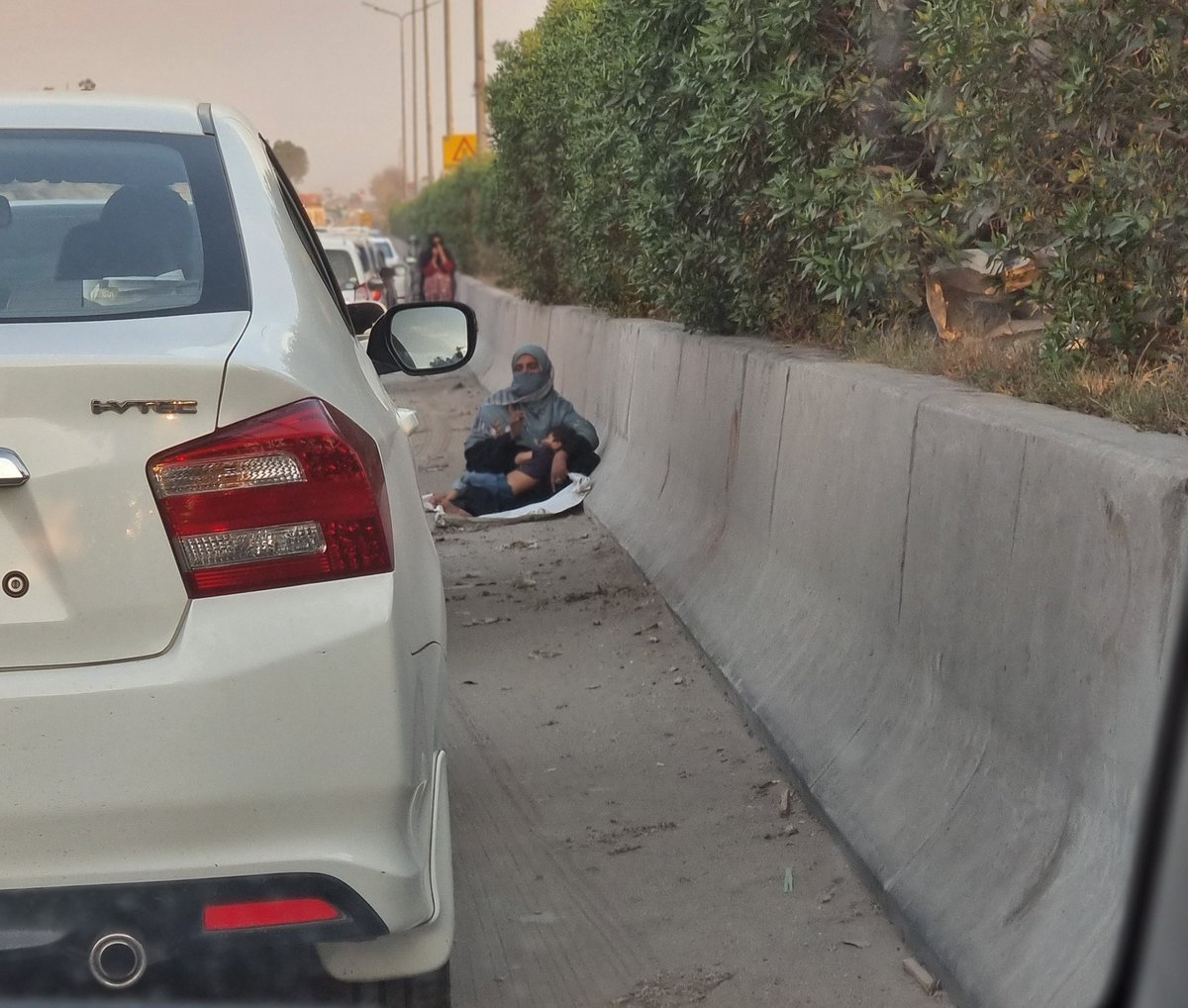 No comments or words 🫣@ICT_Police @dcislamabad @Noormengal_ 
Because beggar with a child 🥺 sitting in this narrow space in front of Traffic Wardens🫣
If we hit her who will be responsible?

Place: Gulberg Bridge 
A miserable place due to daily traffic congestion