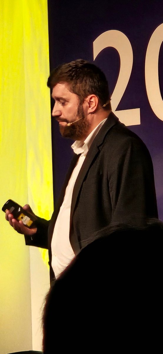 PAUL_M_RHODES's tweet image. Catching up on some @small_cells  #SCWS posts. Rui Inacio of @Vilicom sharing their plans for a #DataCentre backed Neutral Host solution.