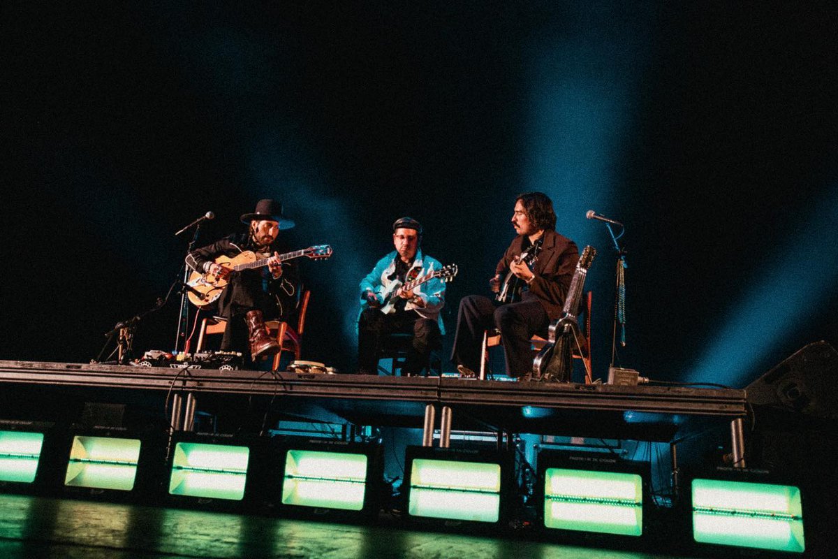 Hermanos Gutiérrez (@hermanosgmusic) on Twitter photo M E X I C O ❤️🔥 Muchas gracias por recibirnos una vez mas con tanto amor y por convivir una noche inolvidable con nosotros 💫
Un agradecimiento especial para nuestros hermanos <a href="/danauerbach/">Dan Auerbach</a> <a href="/easyeyesound/">Easy Eye Sound</a> de <a href="/theblackkeys/">The Black Keys</a> y <a href="/adrianmquesada/">Adrian Quesada</a> de <a href="/BlackPumasMusic/">Black Pumas</a> por su magia M E X I C O ❤️🔥 Muchas gracias por recibirnos una vez mas con tanto amor y por convivir una noche inolvidable con nosotros 💫
Un agradecimiento especial para nuestros hermanos <a href="/danauerbach/">Dan Auerbach</a> <a href="/easyeyesound/">Easy Eye Sound</a> de <a href="/theblackkeys/">The Black Keys</a> y <a href="/adrianmquesada/">Adrian Quesada</a> de <a href="/BlackPumasMusic/">Black Pumas</a> por su magia