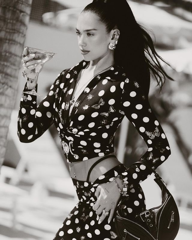 DUALIPAFAM's tweet image. Dua Lipa fotografiada para "La Vacanza".