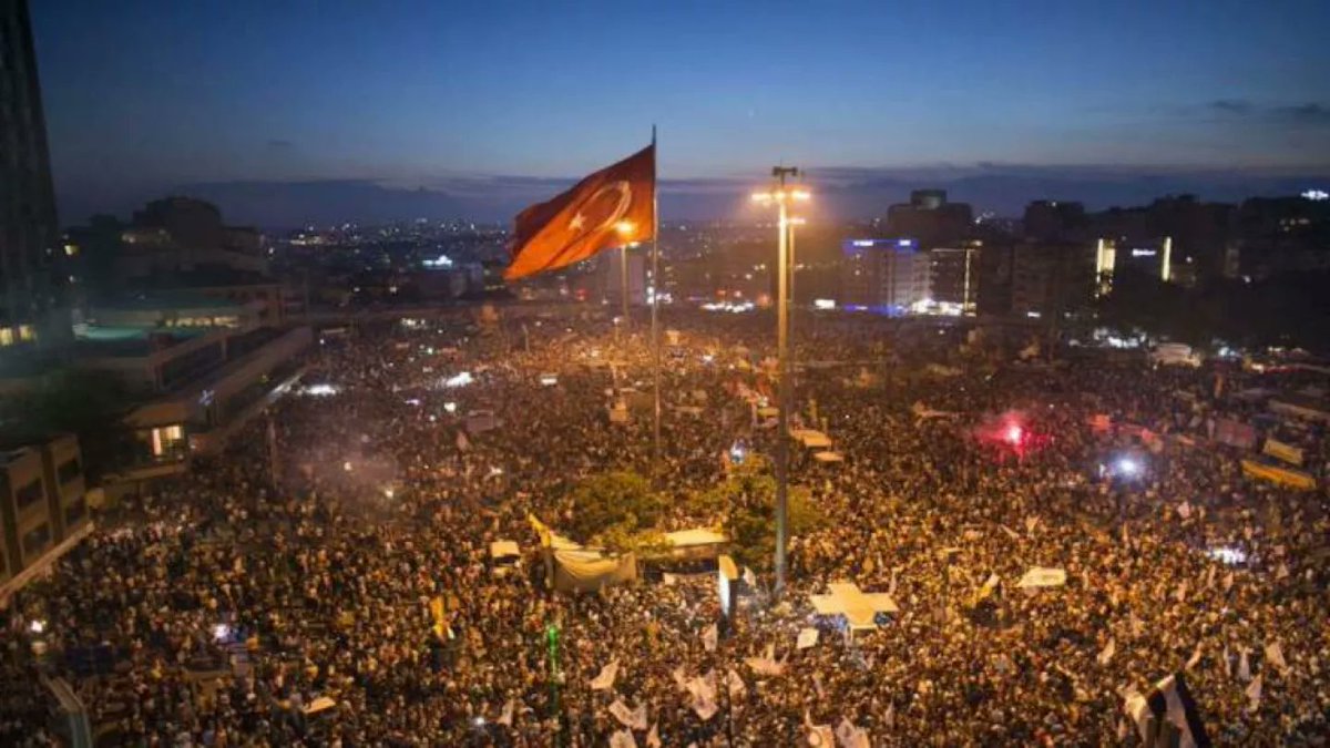 muratkgirgin's tweet photo. Aynı gökyüzünün ve aynı bayrağın altında.

Gezi'yi hatırla. https://t.co/4BA5jJnyHs