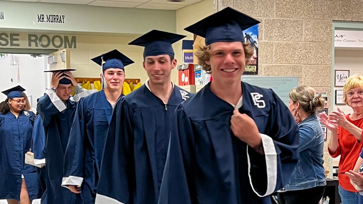Meadow View ES alumni returned as Plainfield South High School seniors to walk the elementary school halls before crossing the stage to graduate. #202proud  @cougars_pshs @MV_Mustangs @ISBEnews
