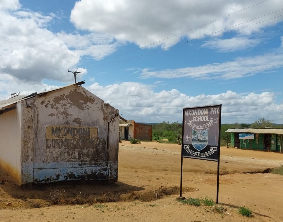 Mekatili_KE's tweet photo. Residents, Schools & Businesses in Mkondoni in Chakama have been forced to adapt to Kerosene lamps & Solar powered lights. The transformer burned 6 months ago & @KenyaPower has never responded so is @KenyaPower_Care . Sasa tunarudi #Maandamano na #Azimio #3rdofJune . https://t.co/MccBRDxTfO