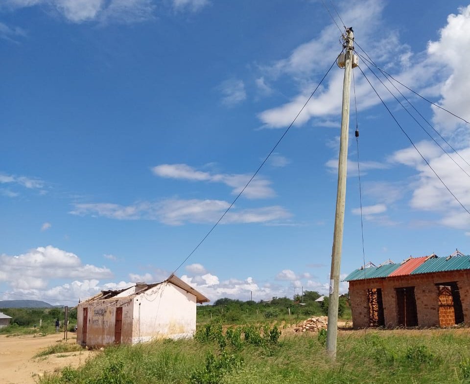 Mekatili_KE's tweet photo. Residents, Schools & Businesses in Mkondoni in Chakama have been forced to adapt to Kerosene lamps & Solar powered lights. The transformer burned 6 months ago & @KenyaPower has never responded so is @KenyaPower_Care . Sasa tunarudi #Maandamano na #Azimio #3rdofJune . https://t.co/MccBRDxTfO