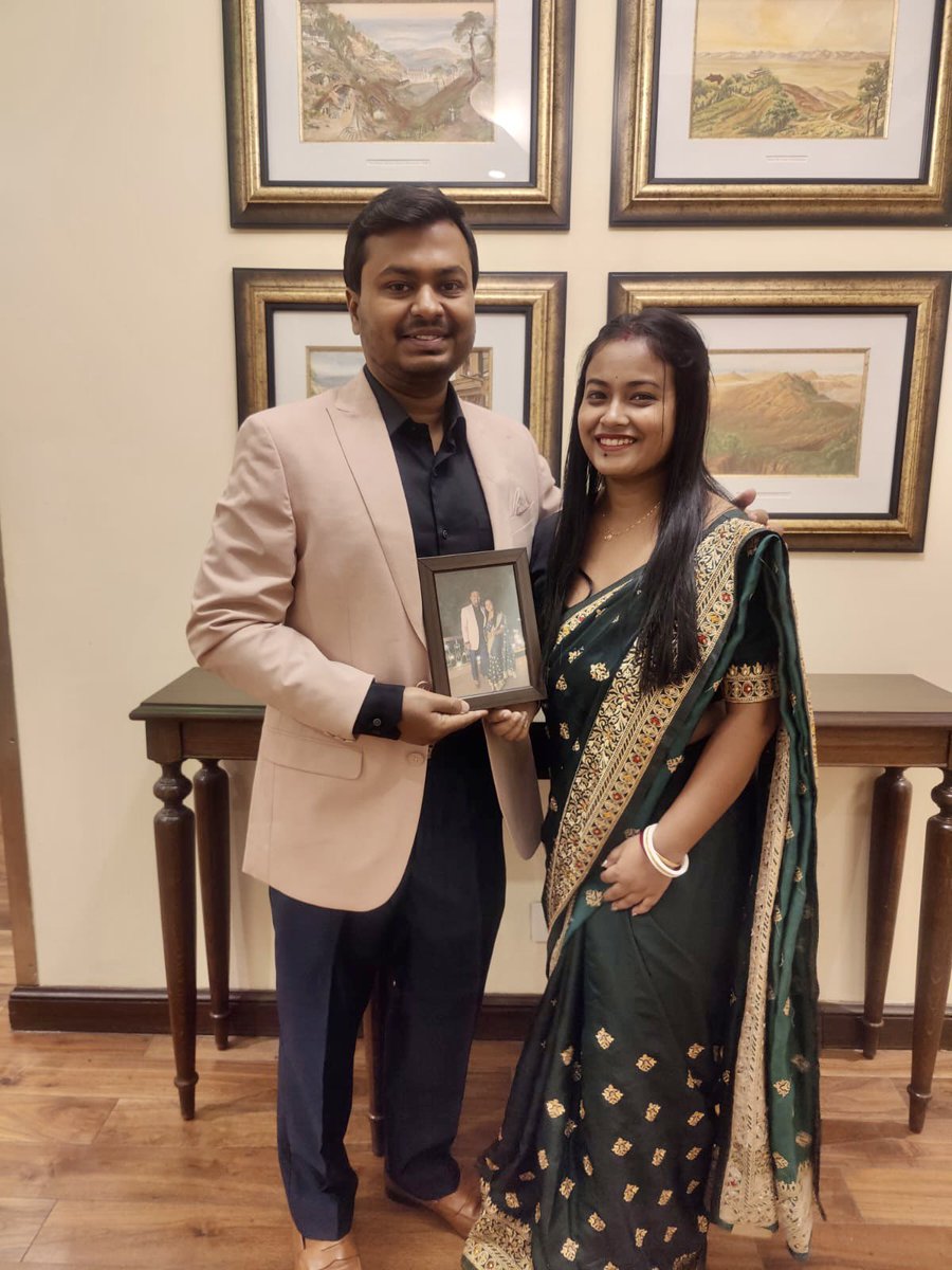 Mr. Lokesh Singh Bisht, Housekeeping Manager @ Executive Club Room, The Savoy, ITC not only clicked our photos but also framed our photo and gifted it to us within half an hour! This sweet gesture really melted our heart! ❤️❤️❤️

#itc #clubitc #itcsavoy #thesavoy #ccgeeks