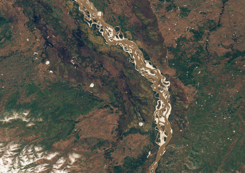 Melting winter snowpack and river ice breaking up caused damaging floods along Alaskan rivers in May 2023.  go.nasa.gov/3Ww0PlX

These #Landsat images show the Yukon River transforming from a frozen, snowy landscape to a thawed one in just 8 days.