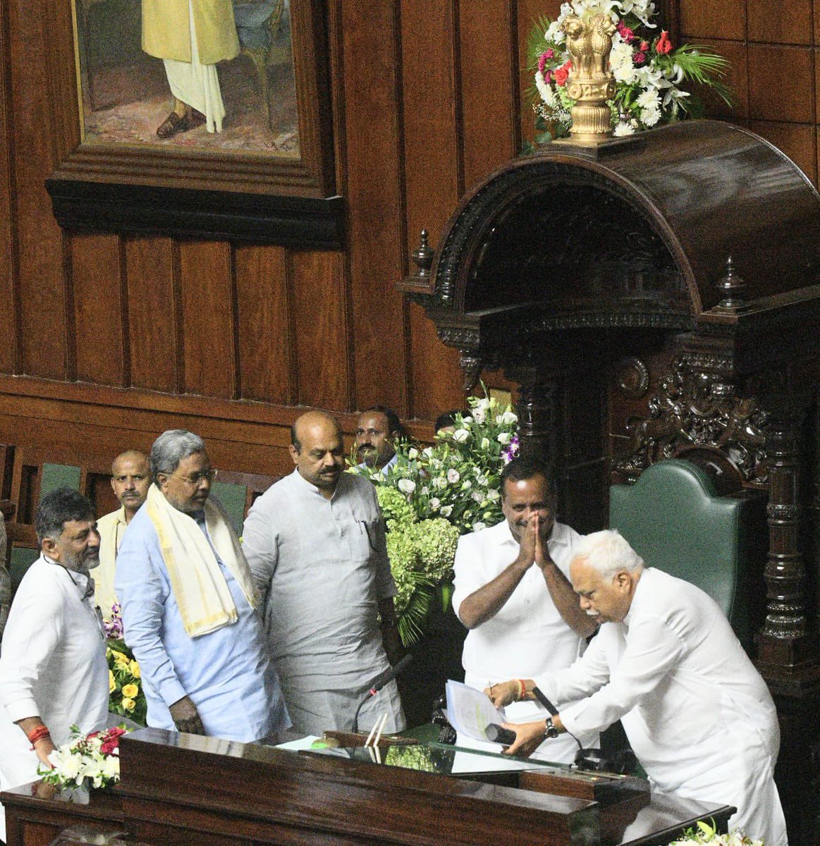 utkhader's tweet photo. Indeed a great honour with the blessings of the people of Karnataka took charge as the speaker of Karnataka Legislative assembly today. I thank all the members for entrusting me with the responsibility to run the august house smoothly in the interest of the people &amp; democracy.🙏🏻 https://t.co/VXZuPlmOmd