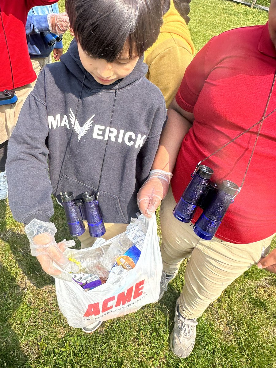 MsClaytonRBP's tweet photo. @dwyer712 @MsJessRJones 
Cleaning up our environment!Day 2 of our walking trip to Bellhaven. We had a GREAT time:)
#RBBisBIA @DreamBigRB @rbpsEAGLES https://t.co/H9YdlpbiV3