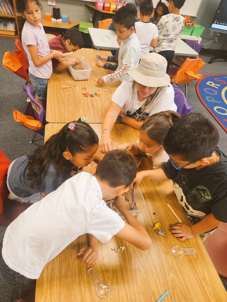 Karlacruzk's tweet photo. Virtual field trip to the Jurassic World! 
They enjoyed exploring and looking for fossils. 
@HumbleISD 
@burke_shannan 
@HumbleISD_RPE 
@MsValdes_RPE https://t.co/MXjL1qm4gc