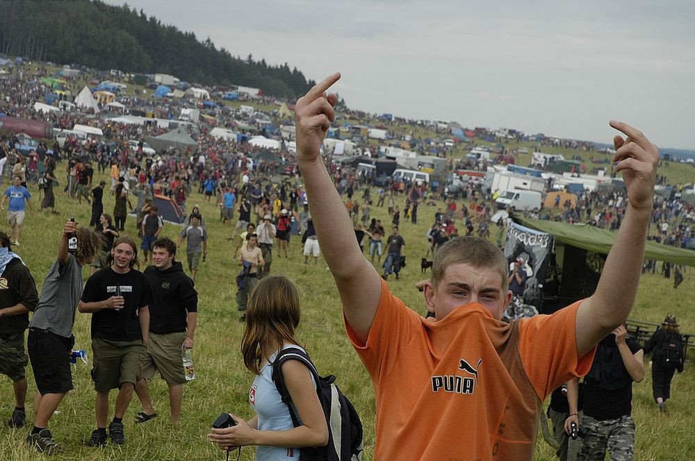 Its year 2005 and the police has just raided a freetekno festival called 'CzechTek' on direct orders of social democratic Prime Minister Jiří Paroubek. The violent altercations left tens of people injured.