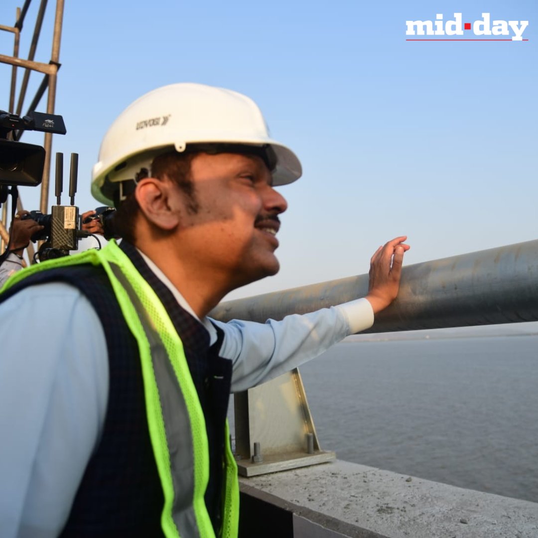 mid_day's tweet photo. #MiddayNews |
Maharashtra CM Eknath Shinde & Deputy CM Devendra Fadnavis visit the Mumbai Trans Harbour Link bridge, which is also India's longest sea bridge.
Pc: @pdhivar
#Maharashtra #Mumbai #NaviMumbai #EknathShinde #DevendraFadnavis #MTHLBridge https://t.co/lStzTPHp5Z