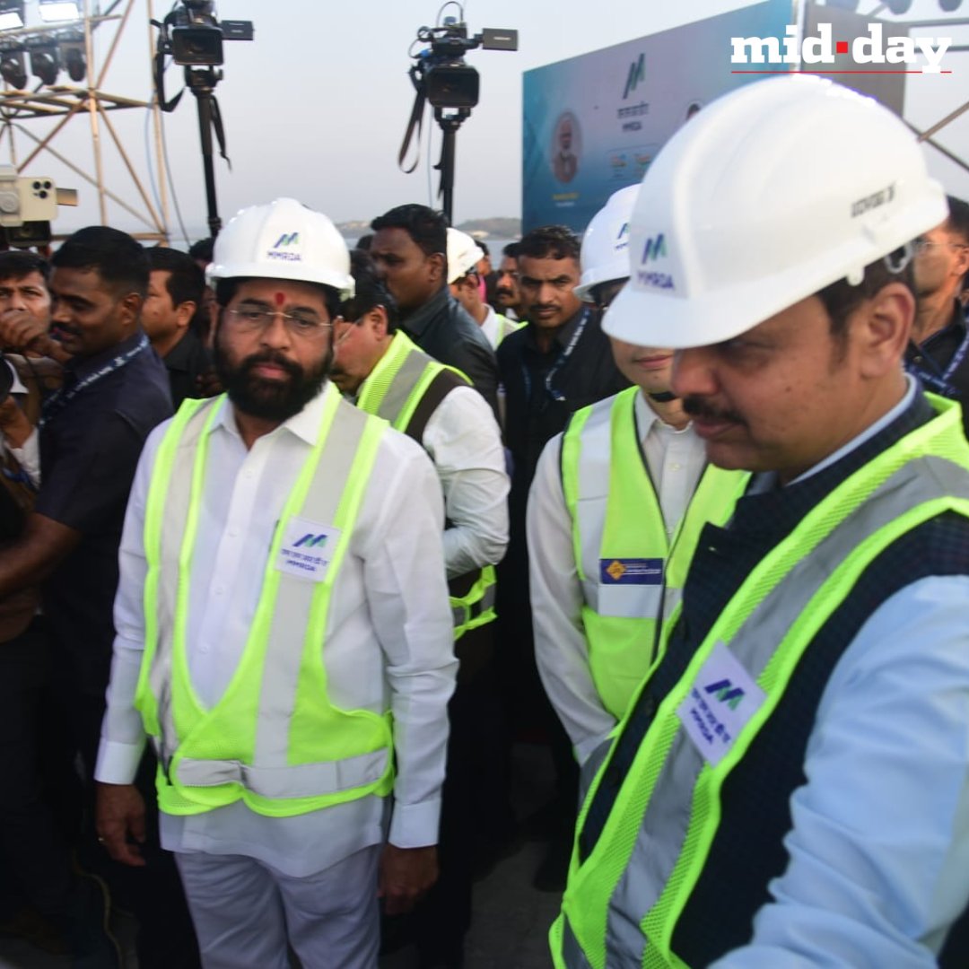 mid_day's tweet photo. #MiddayNews |
Maharashtra CM Eknath Shinde & Deputy CM Devendra Fadnavis visit the Mumbai Trans Harbour Link bridge, which is also India's longest sea bridge.
Pc: @pdhivar
#Maharashtra #Mumbai #NaviMumbai #EknathShinde #DevendraFadnavis #MTHLBridge https://t.co/lStzTPHp5Z