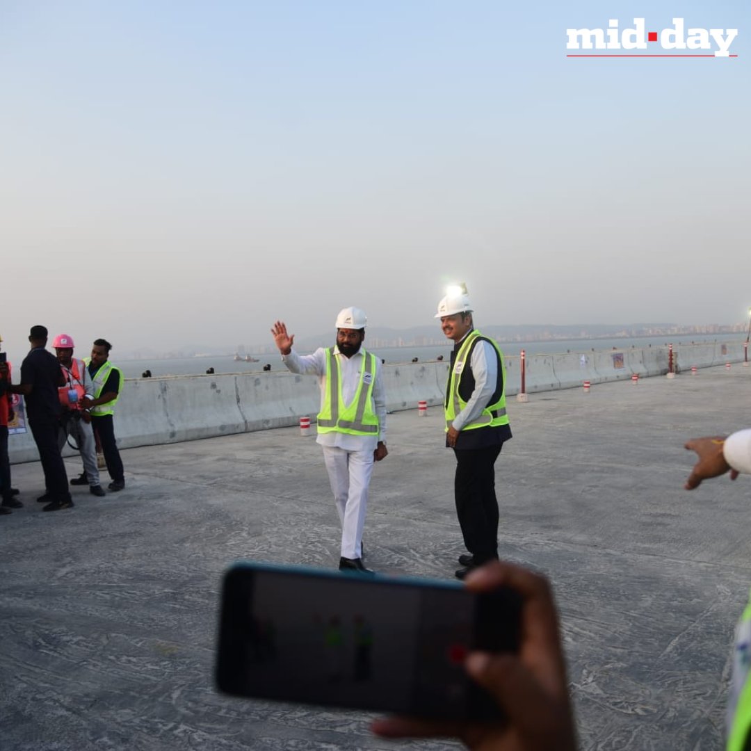 mid_day's tweet photo. #MiddayNews |
Maharashtra CM Eknath Shinde & Deputy CM Devendra Fadnavis visit the Mumbai Trans Harbour Link bridge, which is also India's longest sea bridge.
Pc: @pdhivar
#Maharashtra #Mumbai #NaviMumbai #EknathShinde #DevendraFadnavis #MTHLBridge https://t.co/lStzTPHp5Z