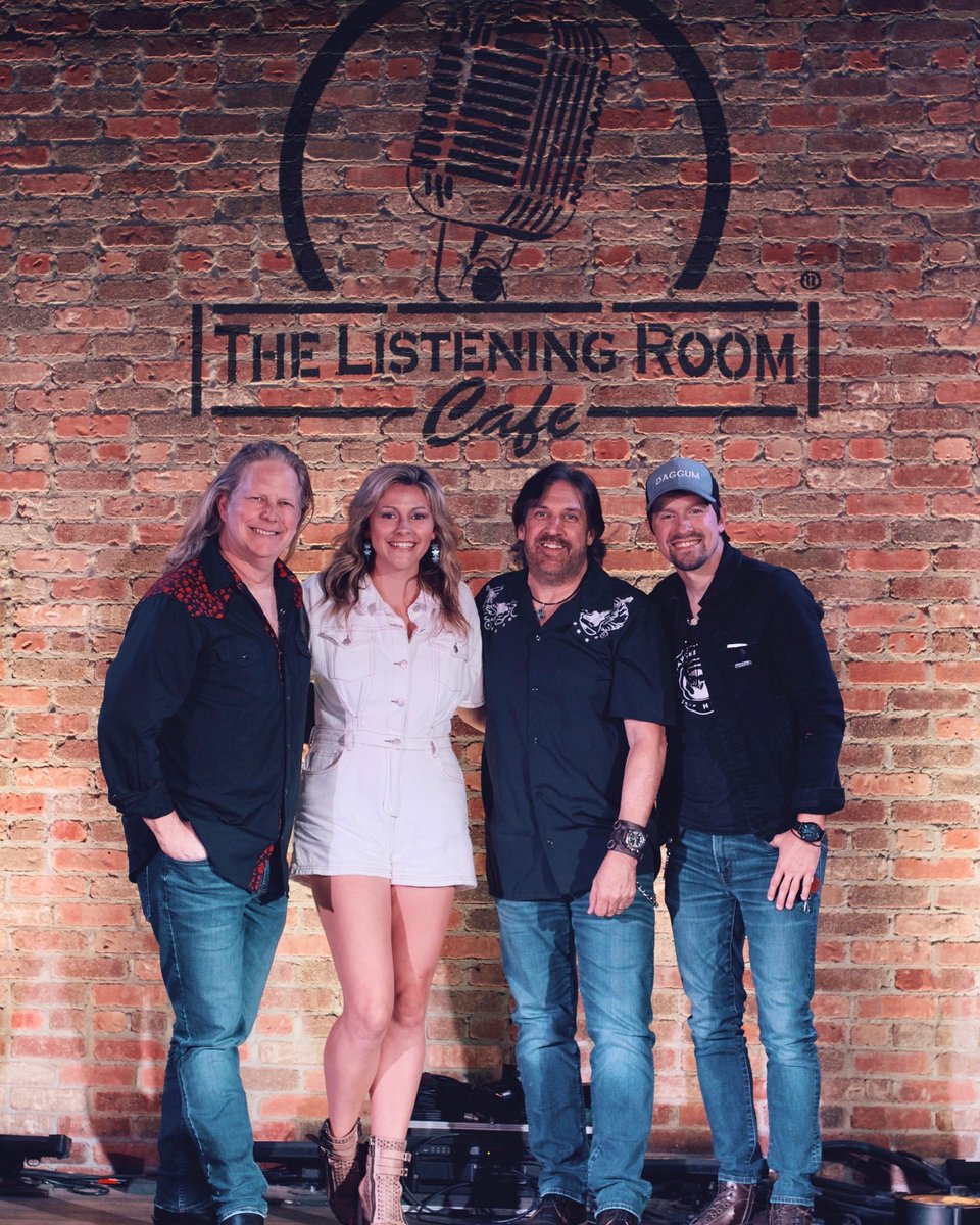 maddyetrew's tweet photo. Always grateful to play The Listening Room Cafe with my friends! 

📸: @daneforrest 🙏🏼

#thelisteningroom #countrymusic #friends #grateful #songwriter ✨ https://t.co/eXZjEPXpfU