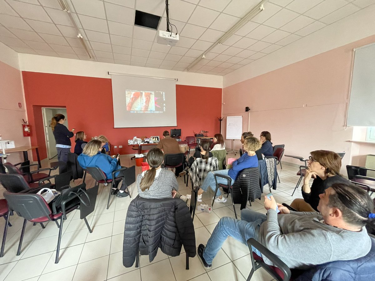 romi_marco's tweet photo. Settimana scorsa… “L’arte” di bendare! …bendaggio funzionale=evidenza di grado A (cochrane). Marco e Virna Vidale trainers 

#FNOPI #feritedifficili #lesionicutanee #nursingcare #woundcare #infermiere https://t.co/KZjm9SA1Ib