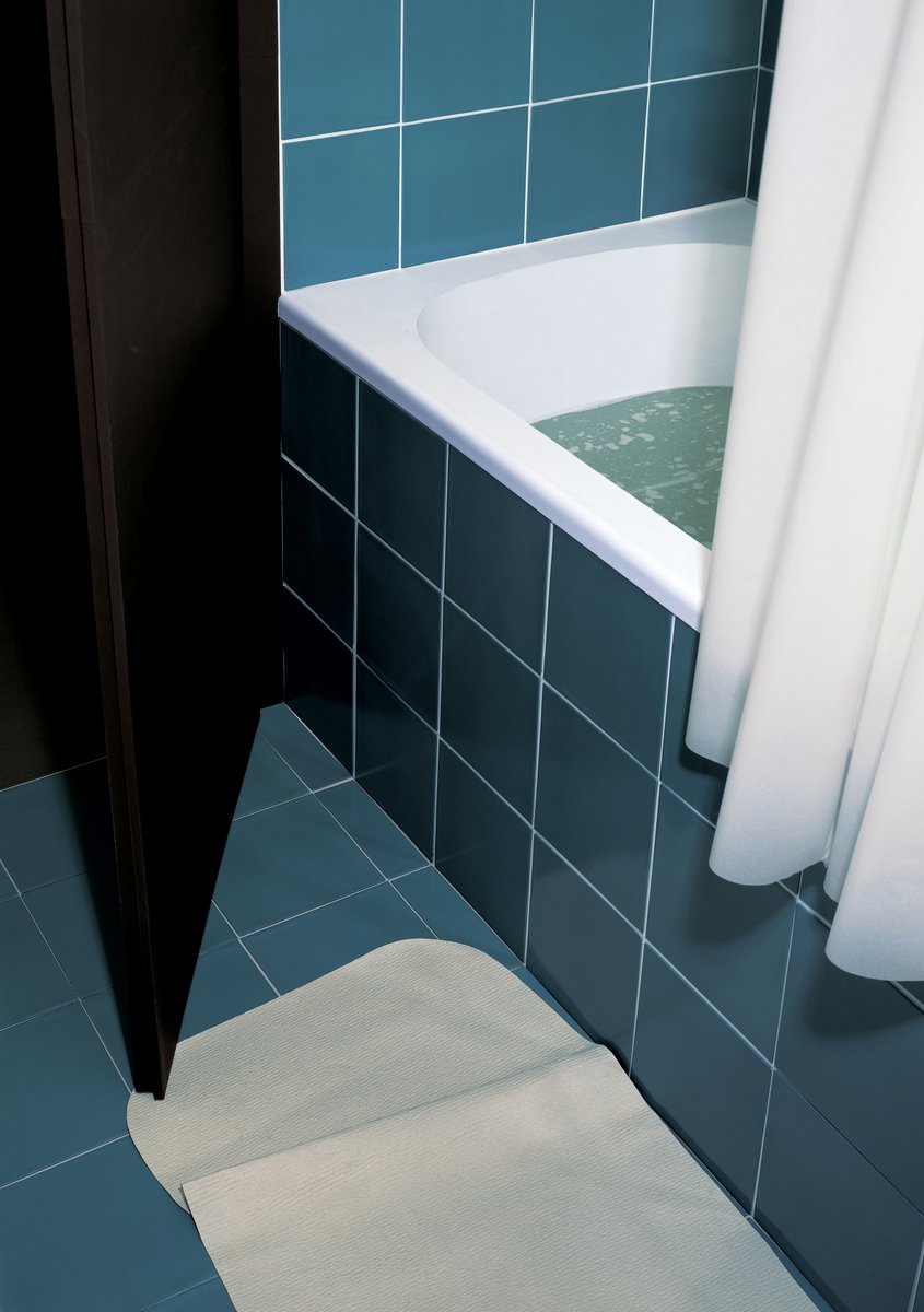 jeudepaume's tweet photo. #ThomasDemand
Dans Badezimmer, Thomas Demand recrée la photo de presse tristement célèbre de la baignoire de l’hôtel Beau-Rivage à Genève, où fut retrouvé le corps d’Uwe Barschel, ministre-président du Land du Schleswig-Holstein, en 1987. https://t.co/Tiay1IW0Qn
