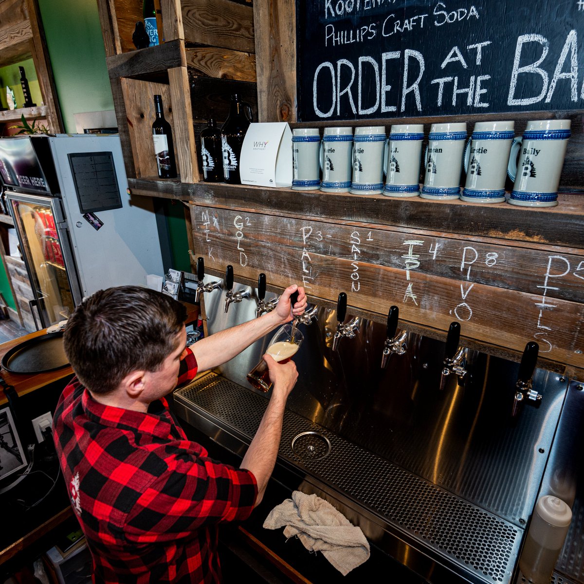 Slinging some classic styles, fresh and cold.

#freshbeer #classicbeer #oneforthebackroad