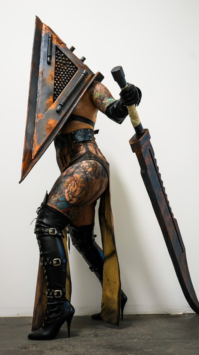 HEIDI LAVON on Twitter "Mommy Pyramid Head 📐"