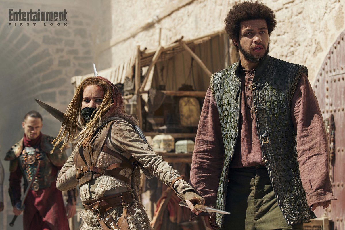 WOT_LaSerie's tweet photo. Mat Cauthon (#DónalFinn) et Aviendha (#AyoolaSmart) et Perrin (#MarcusRutherford). #TheWheelOfTimeS02 https://t.co/w7f29QWIpY