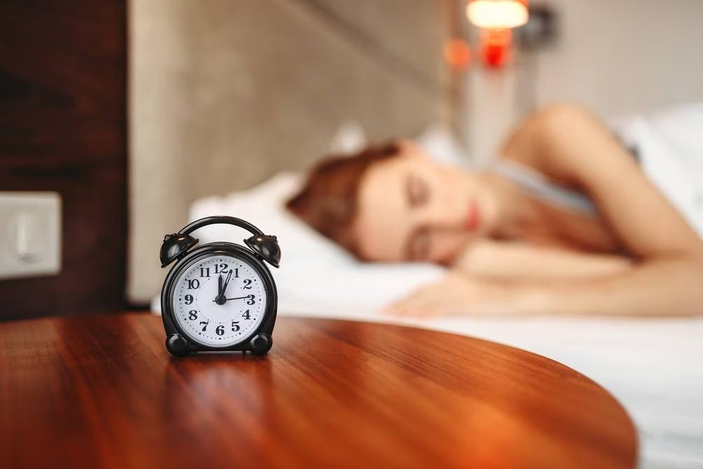Massalud_do's tweet photo. ¿Sabías que no es recomendable despertar con alarma? Esto permite qu  tu cuerpo se ajuste a su ritmo circadiano natural, puedes mejorar la calidad de tu sueño y reducir los niveles de estrés. https://t.co/kETQjrVy5k