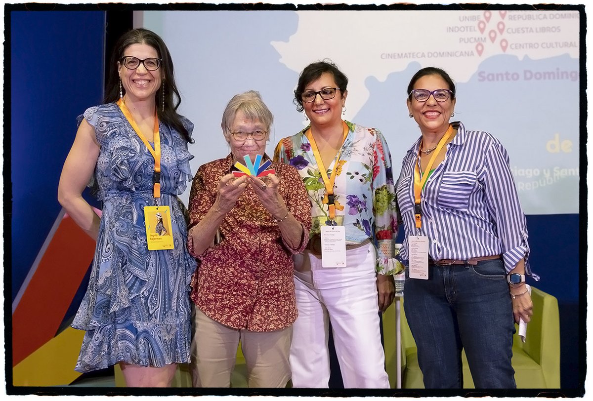 Nuestra querida Ginny Stikeman, patrocinadora del Premio Azul recibió ayer un reconocimiento por su larga trayectoria acercando a Canadá a la cultura centroamericana de manos de nuestra colaboradora Claudia Neira Bermúdez. Crédito: Daniel Mordzinski/centroamérica Cuenta