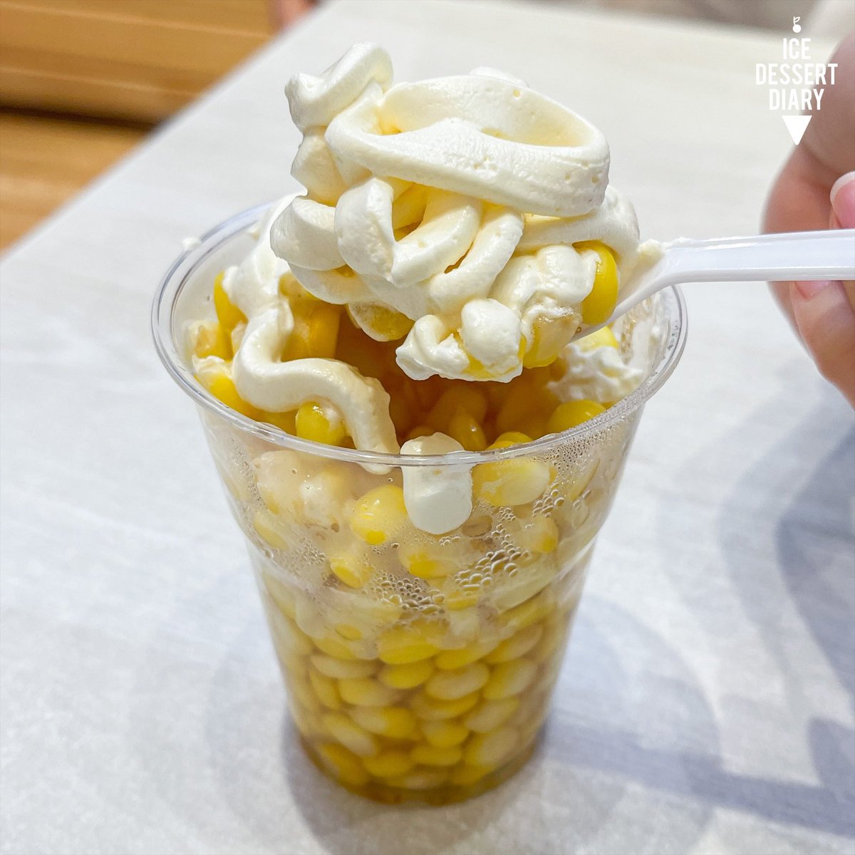 icedessertdiary's tweet photo. ตำนานข้าวโพดวิปเนยของเดอะมอลล์งามวงศ์วาน 🌽 น้งข้าวโพดเทสตี้ เค้าจะใส่น้ำเชื่อมคาราเมลและท๊อปด้วยวิปเนยให้แบบจุกๆ คลุกก่อนกินก็คือได้ฟีลข้าวโพดคลุกเนยแหละ แต่เพิ่มดีกรีความหวานและครีมมี่ไปอีกแบบทวีคูณ 🤩 @aroii #อร่อยบอกต่อ https://t.co/f9YMptEpkl
