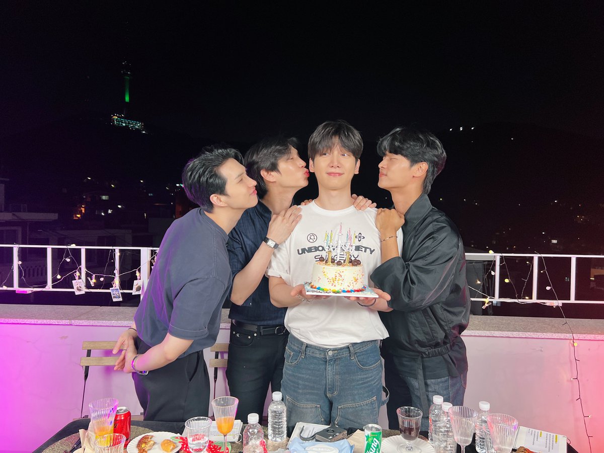 RealVIXX's tweet photo. 나는 로빅이다. 524 릴레이 라이브 시간 총 5시간 29분 20초. 미션 클리어❕오늘 하루 소중한 시간을 내어준 별빛 모두 고맙습니다🙏🏻 11주년 축하해 빅스🌟

#빅스 #VIXX
#HAPPYVIXXDAY
#VIXX11thAnniversary https://t.co/SOa6yi3Foq