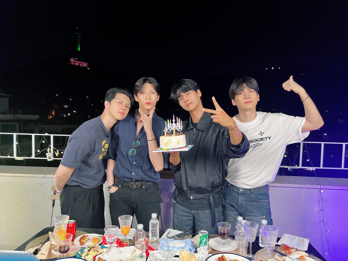 RealVIXX's tweet photo. 나는 로빅이다. 524 릴레이 라이브 시간 총 5시간 29분 20초. 미션 클리어❕오늘 하루 소중한 시간을 내어준 별빛 모두 고맙습니다🙏🏻 11주년 축하해 빅스🌟

#빅스 #VIXX
#HAPPYVIXXDAY
#VIXX11thAnniversary https://t.co/SOa6yi3Foq