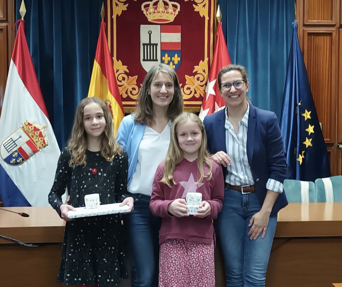 CAntoniorrobles's tweet photo. Los alumnos de 4º de primaria han participado en el concurso de redacción “Un rincón de San Lorenzo”, promovido por el @aytosanlorenzo. Enhorabuena a Irene y Alicia de 4º B y C que han sido dos de las ganadoras. 📝⛰️🌄🏰 https://t.co/8Kdtbr75Ik