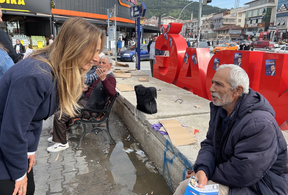 Altındağ’da emeklilerle uzun uzun sohbet ettik. 28 Mayıs’tan sonra hesaplarına yatacak çift maaş ikramiyeyi beklediklerini söylediler. Kararlılar. #Kazanıyoruz 
Sen de #KararVer