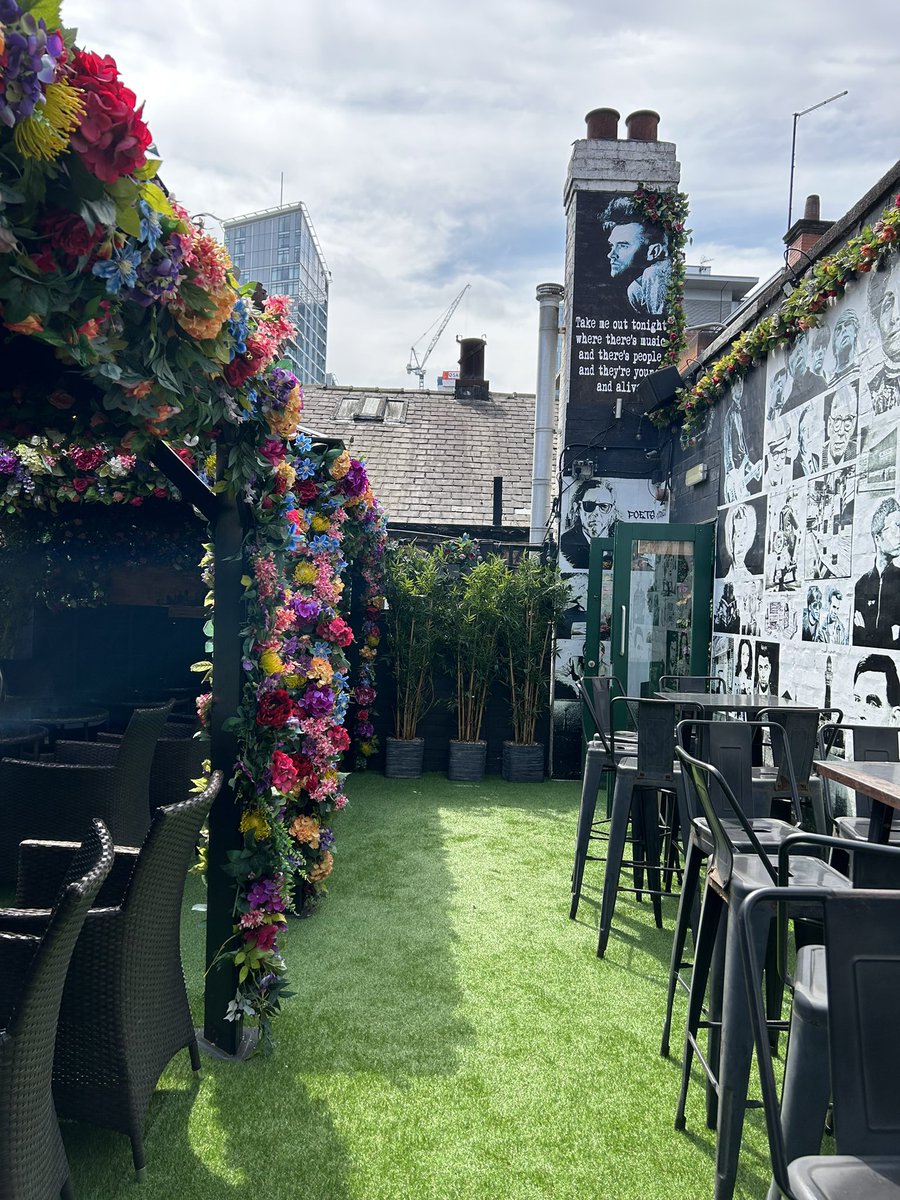 FlowerStyleMcr's tweet photo. All ready for the bank holiday weekend @oldnagshead #floralarches #beergardenterrace #flowersinthecity #oldnagsheadmcr #floraldesign https://t.co/ZqdSSDdYrc