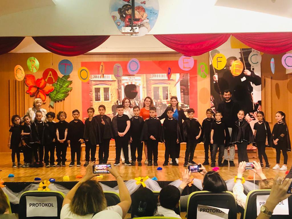 Cansudmiirrr's tweet photo. 2/A sınıfı öğrencilerimizin muhteşem Oratorio Perfecto gösterileri 🖤

Emeği geçen öğretmenlerimiz ve öğrencilerimizi tebrik ederiz. ✨
@doga_beyoglu @arzuozsu @baniyekocaman https://t.co/H2rDBNentL
