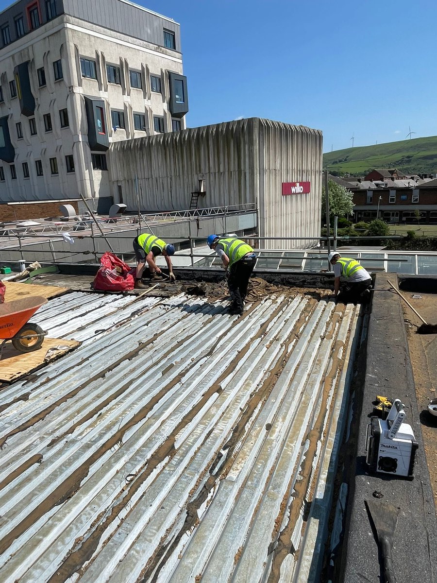 Few of the boys from today on one of our local projects. Can’t wait to see the finished result

 #roofing #construction #carpentry #building #roofer #loft #photooftheday #extensions #builders #brickwork #flatroof #joinery #scaffolding  #design #marketing #roofs #work #flatroof