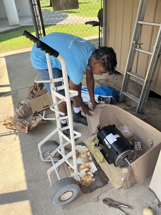LucasFirminPool's tweet image. Our work isn't just residential. Here, we are installing a new pump motor for a YMCA pool, making sure it is swim-ready for all their members just in time for summer! #poolpump #commercialpool #YMCA #poolmaintenance #poolcompany