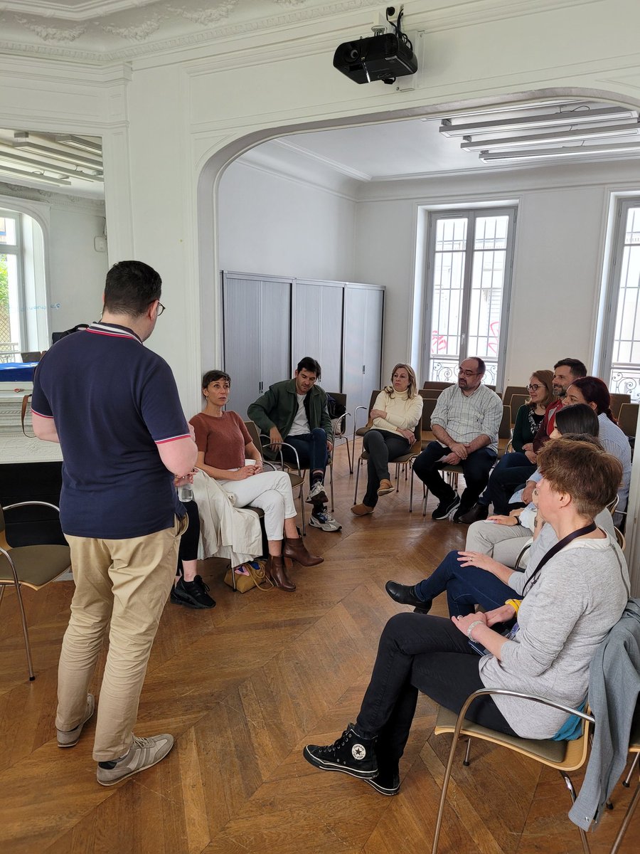 Sorbonne_Nvelle's tweet photo. [Les Rencontres de la Recherche] #SorbonneNouvelle  @USN_Recherche avec un atelier "Prof-Garou", visite de l'exposition de Silvia Velásquez et conférence avec @AliyahMorgen sur le projet @AgenceRecherche #Dinlang sur les repas en langue des signes. https://t.co/IxpVX9JM0S