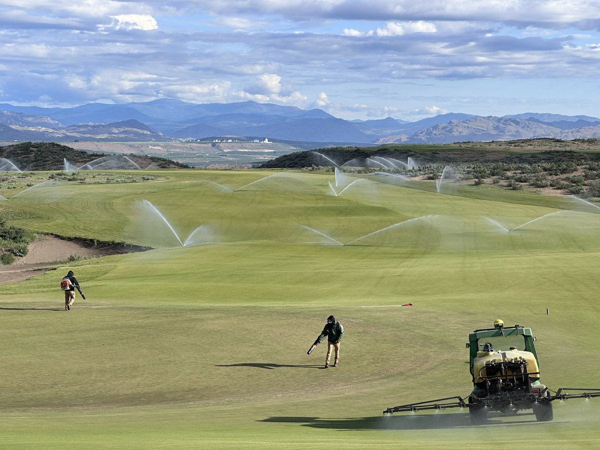 Turfbombero's tweet photo. When things are helter skelter, I’m thankful to have such a open minded, hard working crew. Guys have done a weeks worth of work in 2.5 days this far. Without the crew, we’re just grass cutters. #crewfirst https://t.co/lBTsFvqSsA