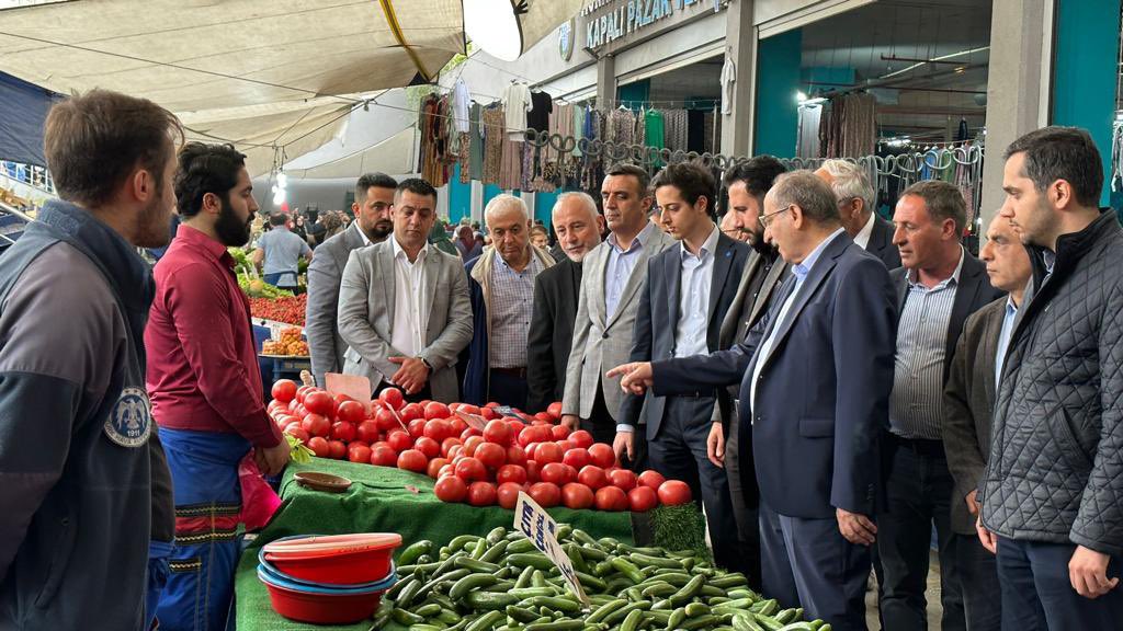 medeniylmz's tweet photo. 📍Bağcılar İlçe teşkilatımızla birlikte esnaflarımızı ziyaret ettik.

İkinci turda Sayın @kilicdarogluk için oylarına talip olduk, #HerkesSandığa dedik. 

#KararVer https://t.co/60MGETWpmx