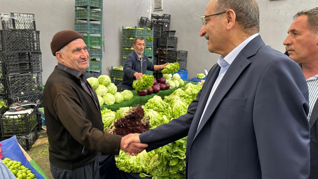 medeniylmz's tweet photo. 📍Bağcılar İlçe teşkilatımızla birlikte esnaflarımızı ziyaret ettik.

İkinci turda Sayın @kilicdarogluk için oylarına talip olduk, #HerkesSandığa dedik. 

#KararVer https://t.co/60MGETWpmx