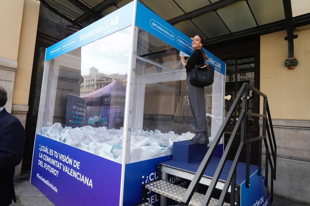 También hemos recibido la visita de <a href="/anaGimenez85/">Ana Giménez</a>, en representación de <a href="/lanzaderaes/">Lanzadera</a> a la gran urna para dejar su visión de la Comunitat Valenciana del futuro 🗳️.

#Sociedadilimitada #YoSI