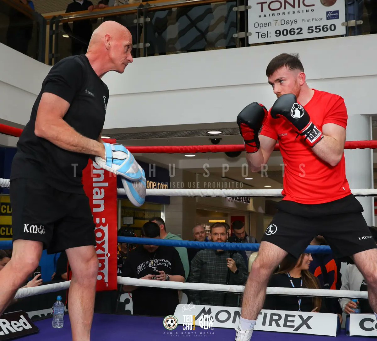 TenchuSports's tweet image. #LopezConlan Public Workout at the @KCbelfast 
🥊 @Kieranmolloy8

📷 © @ChrisScottPics • @TenchuSports 

#MichaelConlan #ConlanBoxing #Belfast #TopRank #KieranMolloy #Galway #WestBelfast #TenchuSports