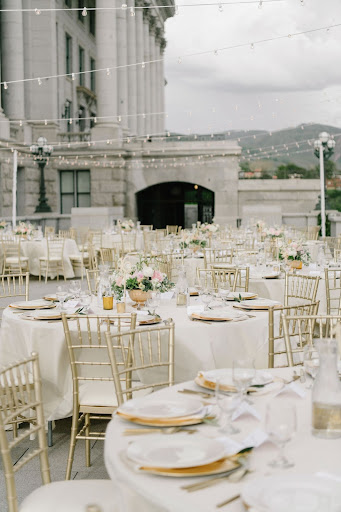 UTStateCapitol's tweet photo. The Capitol’s west plaza is a spacious and beautiful venue for any event!
Photo: @marvellouscatering @mikkiplatt
#utahstatecapitol #utstatecapitol #weddingwednesday #weddingday #slcbride #utahbride #utahwedding #wedding https://t.co/0jMtwIvq3u