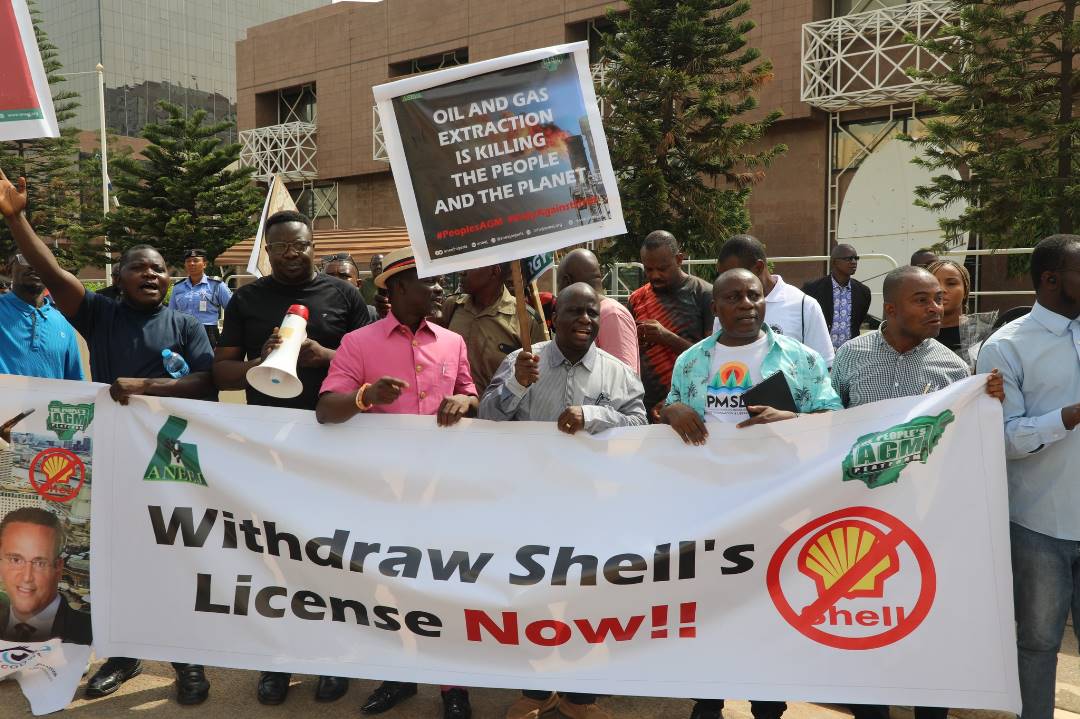 oilwatchafrica1's tweet photo. We refuse exploitation presented as investment. We want a just transition to renewable energy!!  
#PeoplesAGM #RallyAgainstShell @aneejnigeria @AfiegoUg @EcoHomef @CAPPAfrica @ConcernedFijian @ERAFoEN1 @PowerShftAfrica @PriceofOil @wtpnigeria https://t.co/F9U7k15bxO