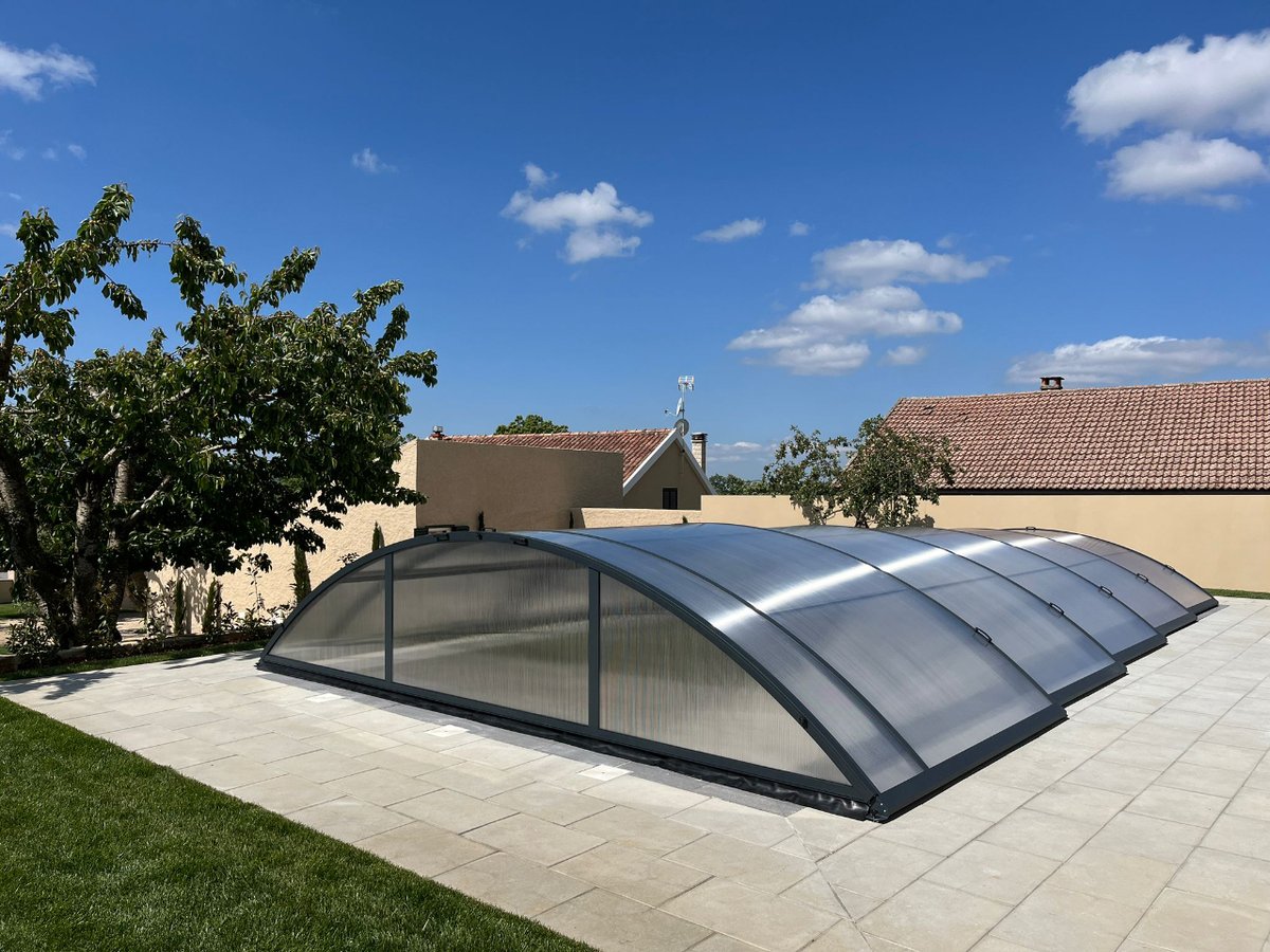 Tecnyvan's tweet photo. "Tecnyvan: la elección número uno en cubiertas bajas para piscinas.
¿Quieres proteger tu piscina de forma elegante y eficiente? Nuestras cubiertas bajas para piscinas son la solución perfecta.
...
https://t.co/LRZSFOXdKy
#cubiertasparapiscinas #tecnyvan #cuibertasdepiscinas https://t.co/EwhIcSyiTN