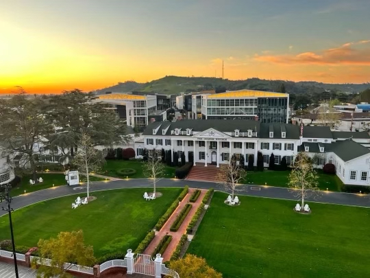 Where golden skies meet Hollywood magic, The Culver Studios paints a stunning masterpiece every evening with its breathtaking sunsets

📸 by Griffin Fils

#TheCulverStudios #theculversteps #culvercity #culversteps #Hollywood #LosAngeles #Movies #ProductionMovies #Production