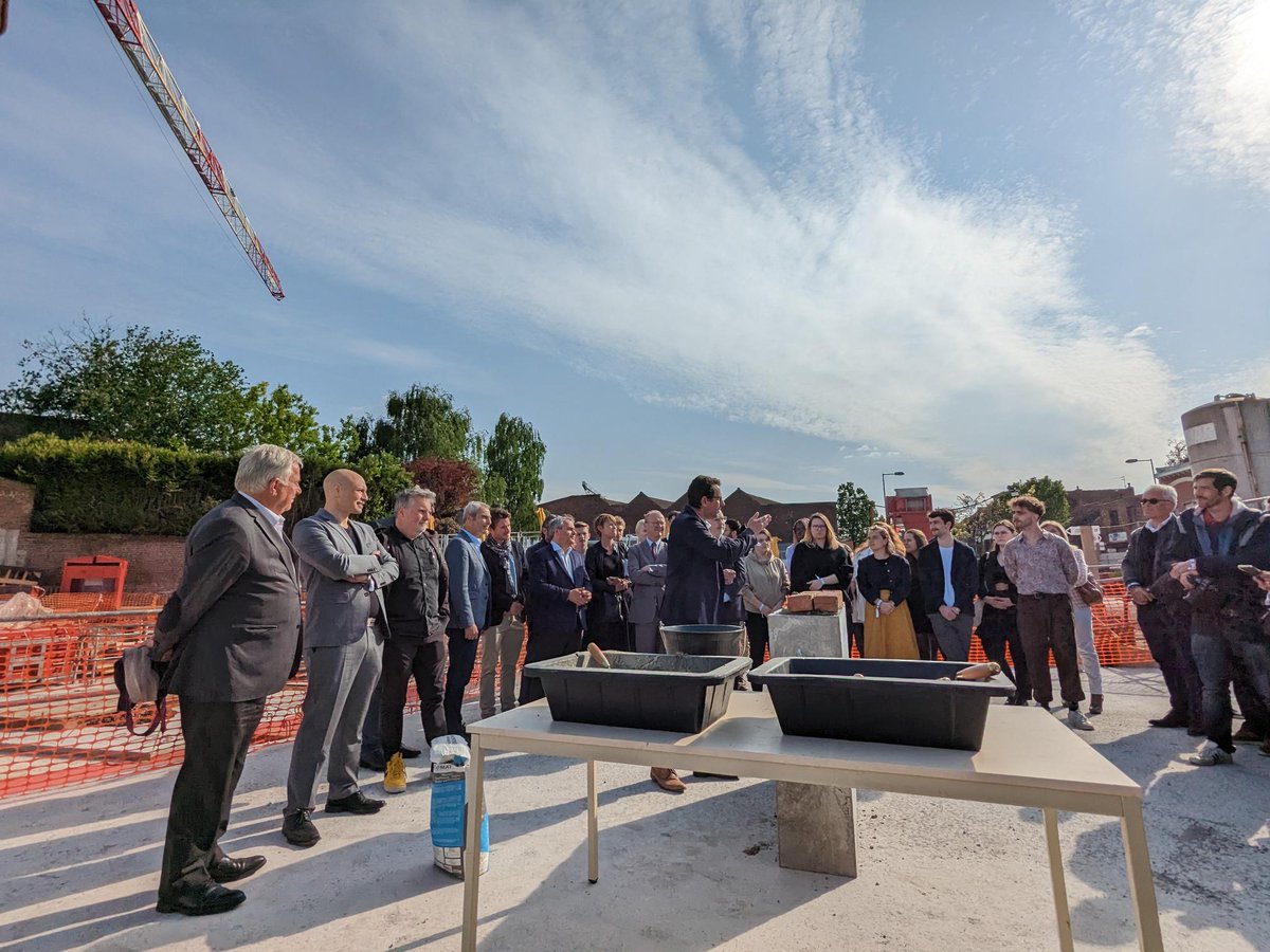 [ÉVÉNEMENT]
 
🧱Mardi 23 mai a eu lieu la pose de la première pierre de Pole IIID à Roubaix (59), l’école digitale de l'Université Catholique de Lille qui forment les étudiants aux métiers du graphisme digital et de l’animation 2D et 3D.