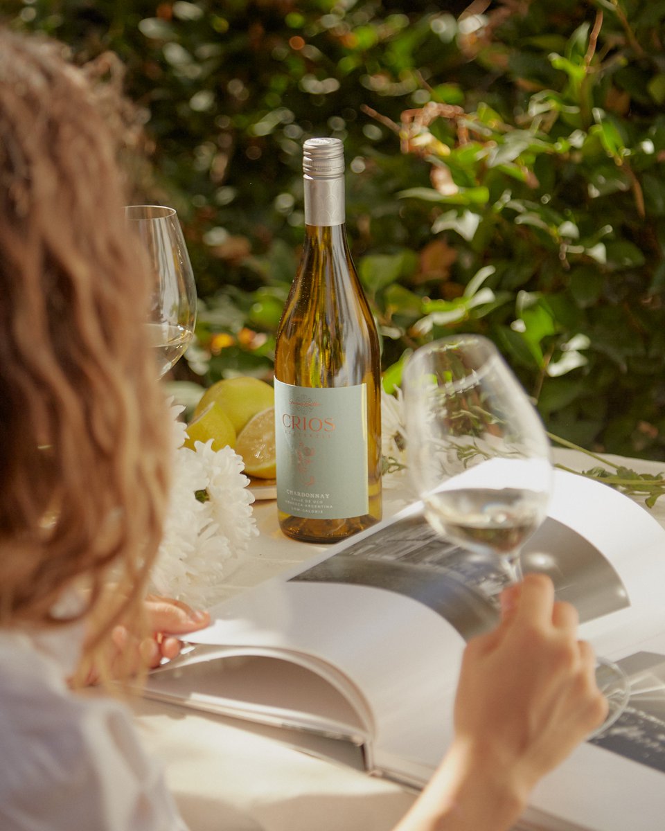 Celebramos la Semana Del Chardonnay con una copa de nuestro Crios Sustentia Chardonnay Bajo Alcohol, un vino en el que se pueden distinguir aromas tropicales, como de ananá, acompañados de notas a flores blancas. En boca se percibe un vino vibrante, una sensación realzada por su
