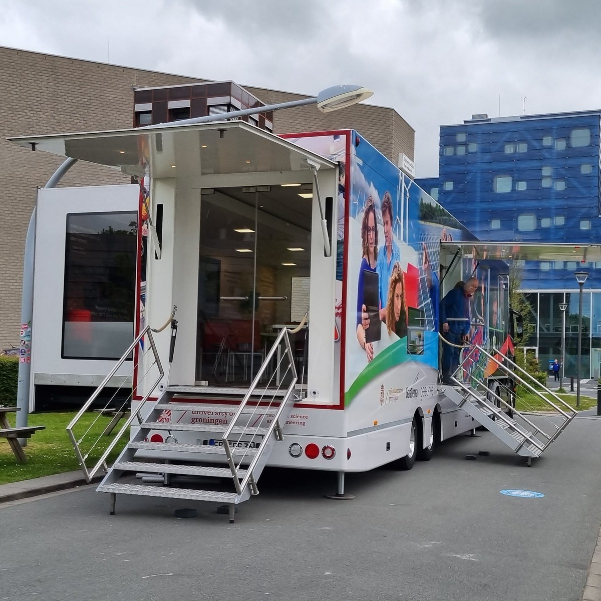 Danielle_Bkkrng's tweet photo. Vanmorgen op bezoek bij #sciencetruck van @wegisdezon in kader van #ELSAlab 🚐
Wellicht ook idee om in te zetten bij @TToekomst!
Vanmiddag bij symposium @KansrijkeStart in @DeLawei van #FriesePreventieAanpak. Goed om inspiratie op te doen én ervaring uit te wisselen🍀
#gezinslab https://t.co/HI5R7nbZc2
