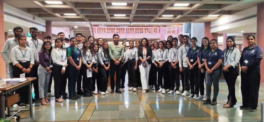 LokSabha_PRIDE's tweet photo. A group of students and faculty members from Mass Communication, SGT University, who came on a Study Visit to Parliament House.
@LokSabhaSectt @parliament_lib @PIB_India @icps_newdelhi https://t.co/AuMlK7BU8u