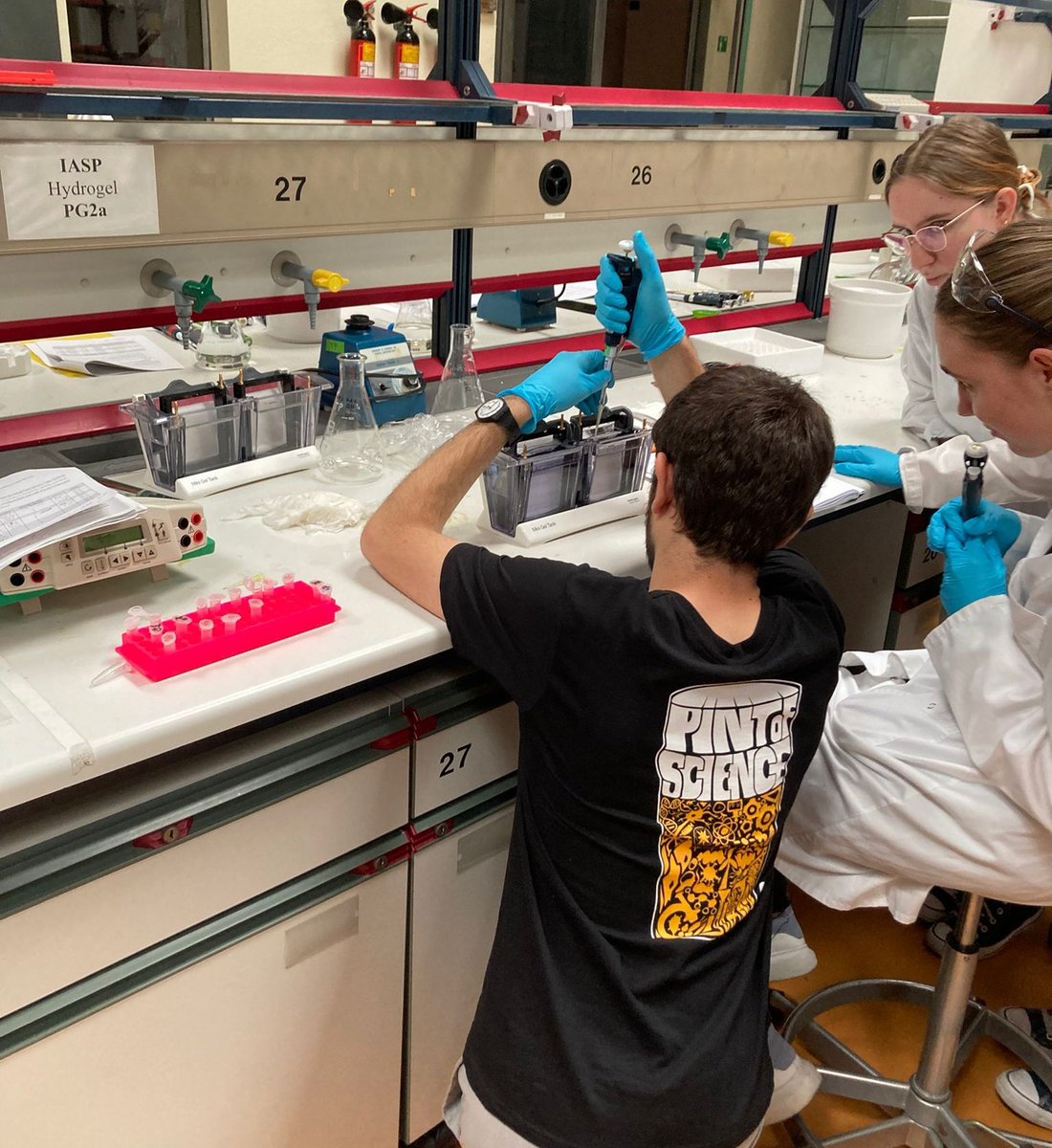 juanmagararc's tweet image. Please join us for a last night of #pintofscience #pint23 in Geneva and all around the world. We will be in iPub Geneva talking with @RouxLab and @HoogendoornLab about the shape of life. I've been doing promotion even at my Biochemostry class 🤣