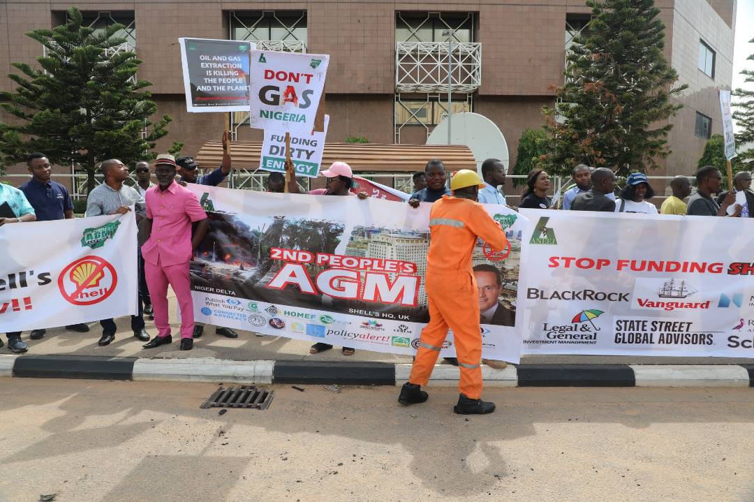 oilwatchafrica1's tweet photo. We invite Investors of Shell and other multinational oil companies to embark on a fact-finding mission to assess the true impact of oil and gas extraction in the Niger Delta. WITHDRAW SHELL’s LICENSE NOW!! #PeoplesAGM  #RallyAgainstShell
@aneejnigeria @EcoHomef @ERAFoEN1 https://t.co/f1iGpAAo5c